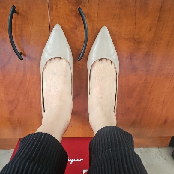 Salvatore Ferragamo Leather Low Heel Pumps Size 9B - Picture 2 of 11
